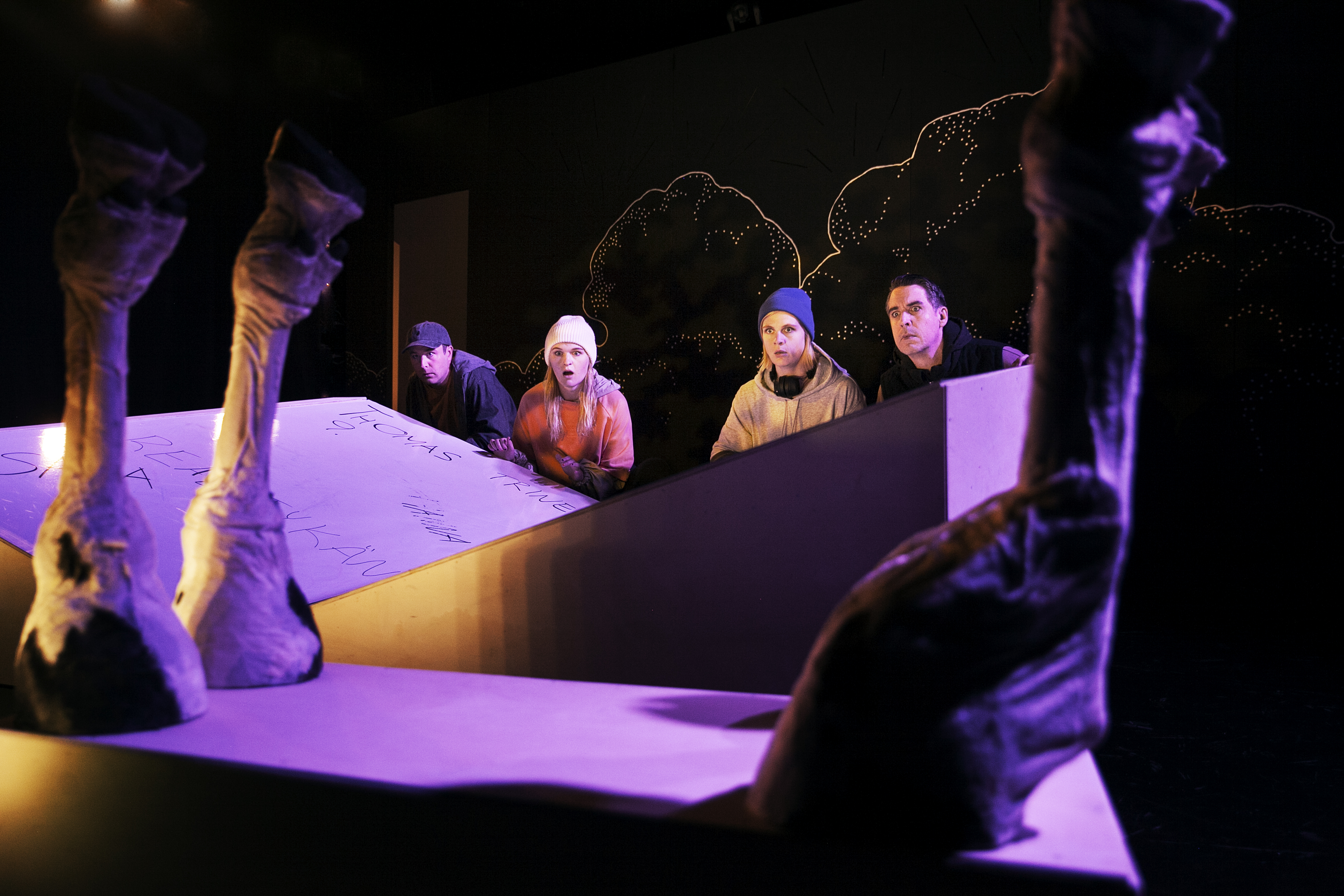 Bild från föreställningen där Thomas (Gustav Bloom), Trine (Cajsa Svensson), Anna (Josefin Larsson) och Henrik (Björn Löfgren) tittar på en död kossan i förgrunden.