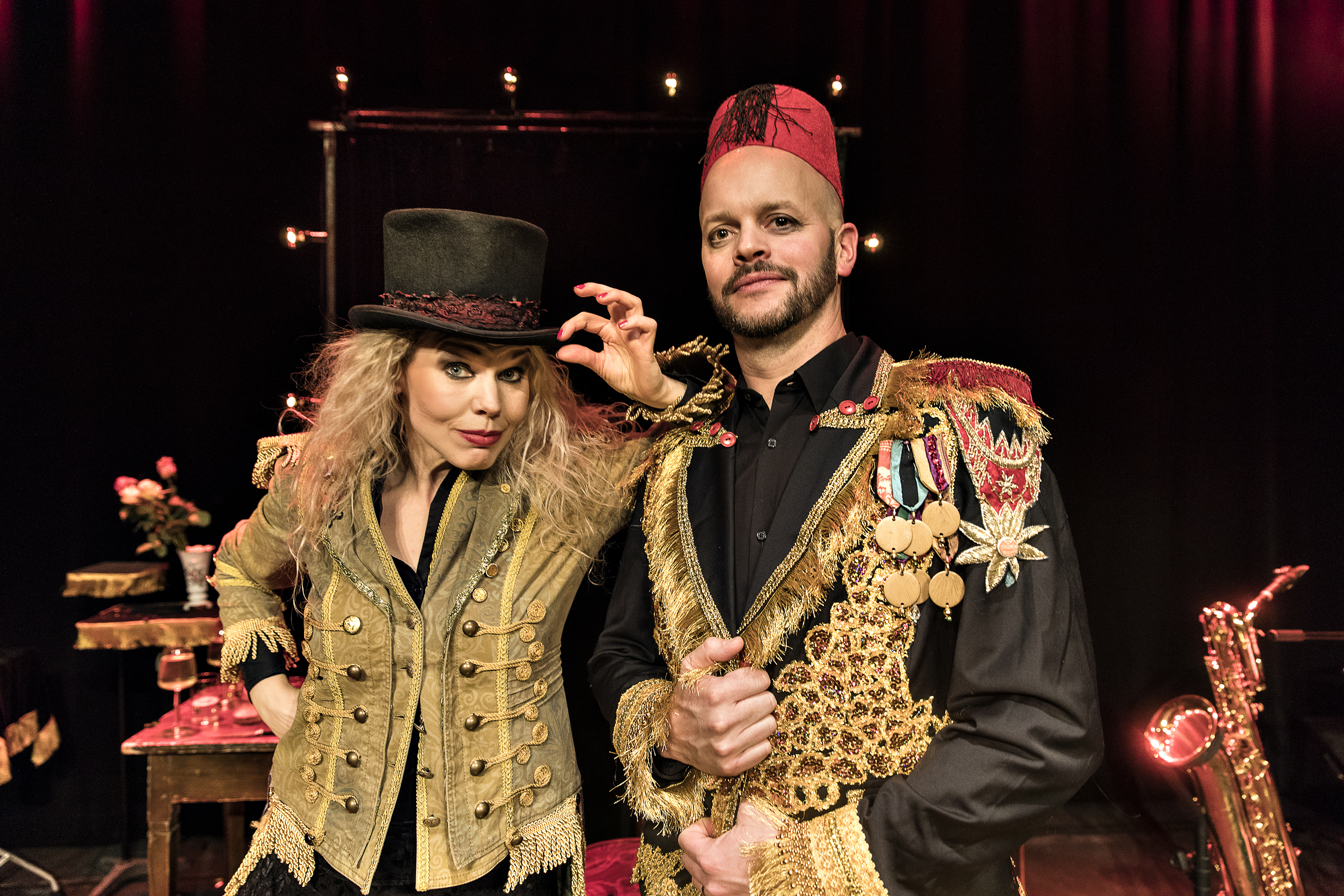 Foto på magikern Malin Nilsson i trollkarlshatt och pianisten Olof Löfgren i en fez till höger.